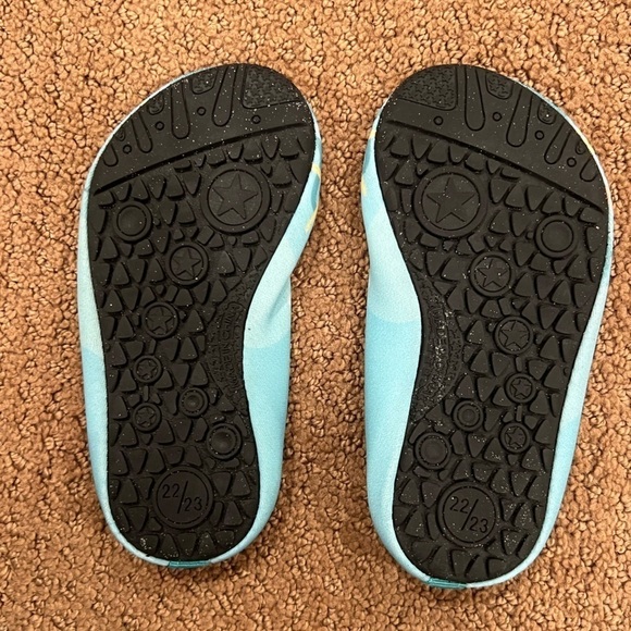 Boys Shark Swim Shoes Size 5/6 Water Shoes - Picture 2 of 3